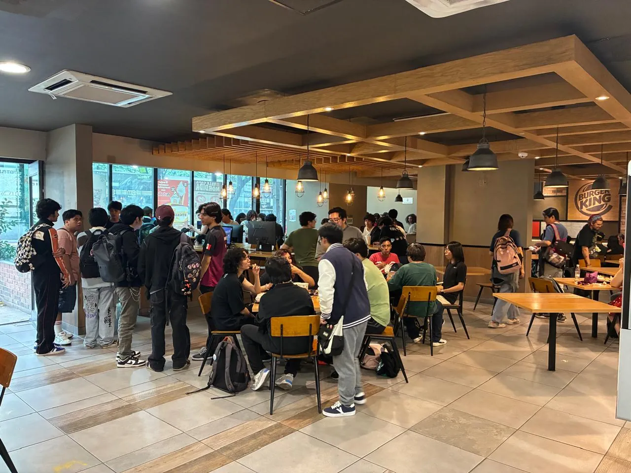 Jugadores y asistentes reunidos en un local durante un evento de KOA