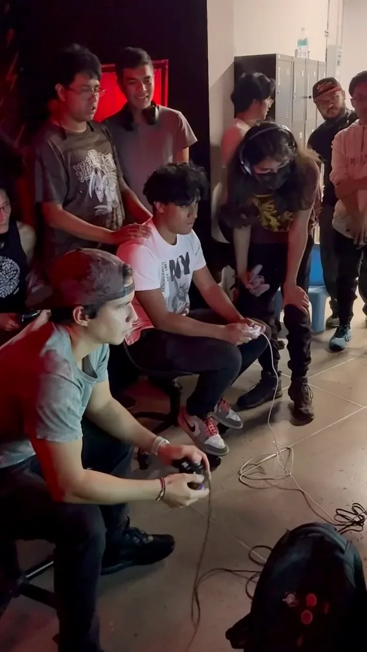 Jugadores y asistentes reunidos alrededor de una partida durante un evento
